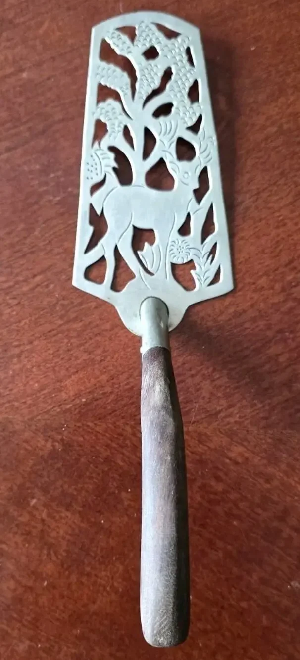 9 Inch Silver Tone Artisan Cake Pie Spatula Server Deer Foliage Dark Wood Handle